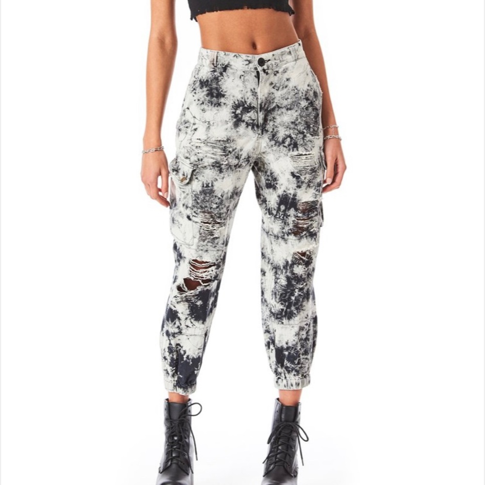 LF Carmar Cargo pants fits size 6 US